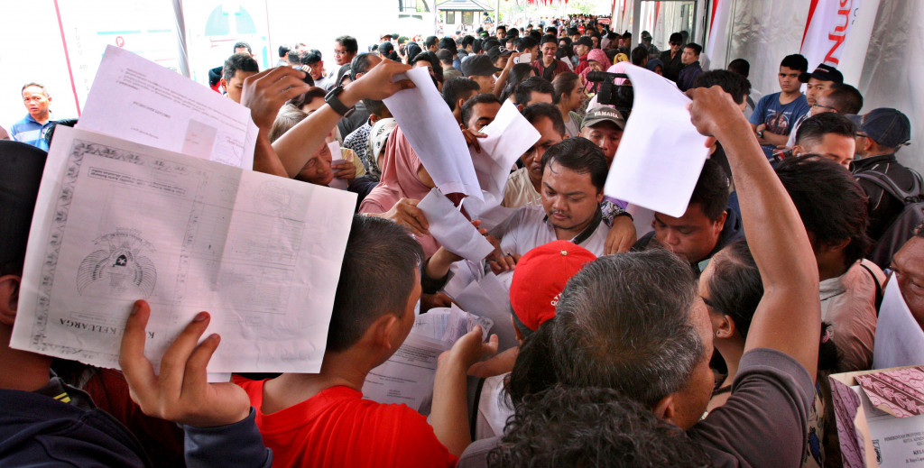Warga antre menyerahkan syarat pembuatan KTP-e di anjungan Keong Emas, Taman Mini Indonesia Indah (TMII), Jakarta,Sabtu (21/10). MI/Adam Dwi.