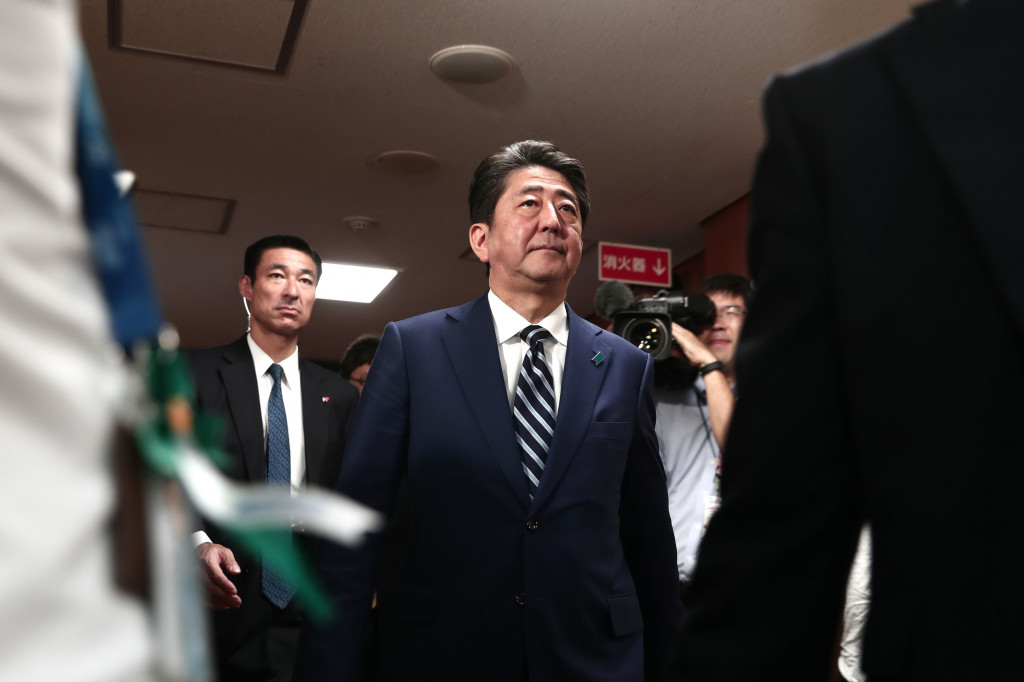 PM Shinzo Abe menang telak di pemilu. (Foto: AFP)