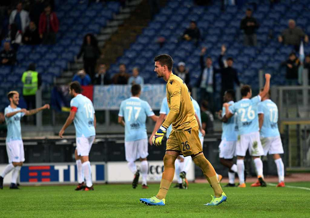 Kiper Cagliari Luca Crosta kecewa gawangnya dibobol Lazio (AFP PHOTO / Vincenzo PINTO)