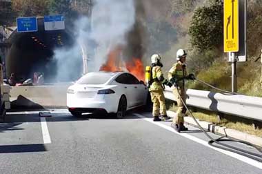 Tesla Terbakar, Arus Listrik Picu Api dari Baterai