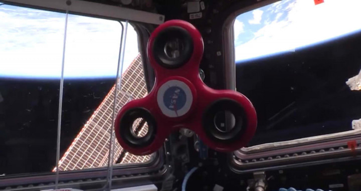 Begini Jadinya Jika Fidget Spinner Dibawa ke Luar Angkasa