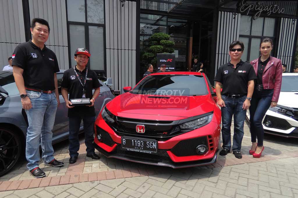 Honda Serahkan Civic Type R ke Konsumen Pertama