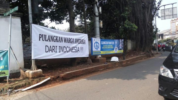 Petugas Menyisir Spanduk Anti-Amerika