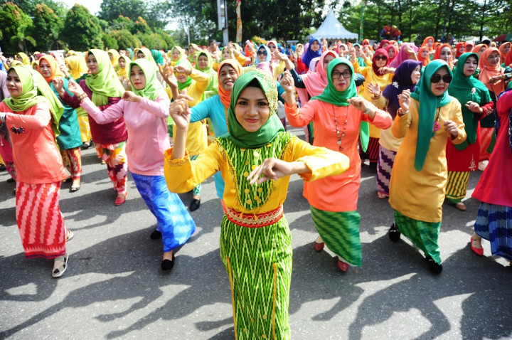 Aksi Warga Kota Pontianak Menari Japin di Pinggir Sungai Kapuas