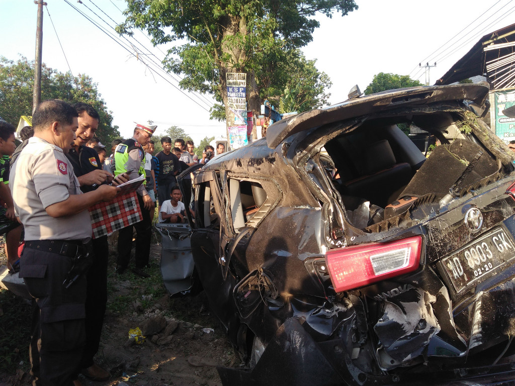 Sebuah mobil ringsek setelah bertabrakan dengan kereta api di Kabupaten Sukoharjo, Jawa Tengah. Satu orang tewas.