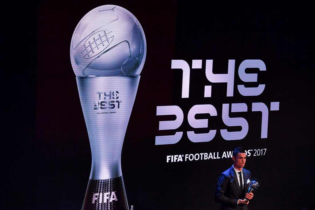 Cristiano Ronaldo dianugerahi pemain terbaik FIFA tahun ini (AFP PHOTO / Ben STANSALL)