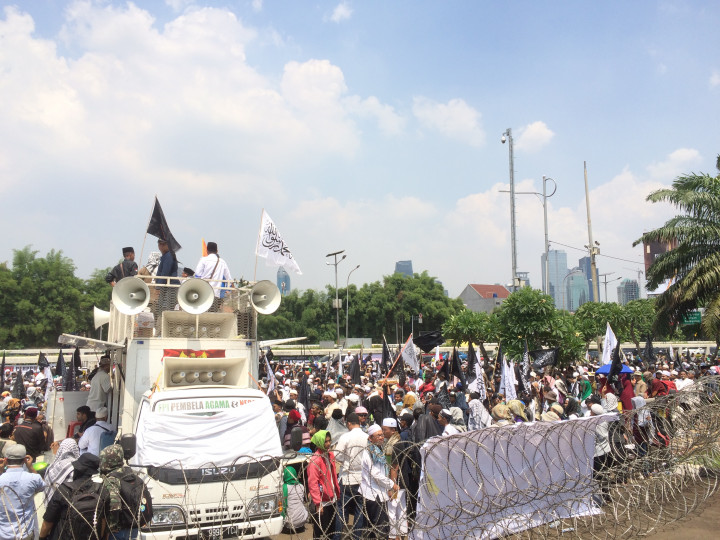 Ribuan Pedemo Geruduk Gedung DPR Kawal Paripurna Perppu Ormas