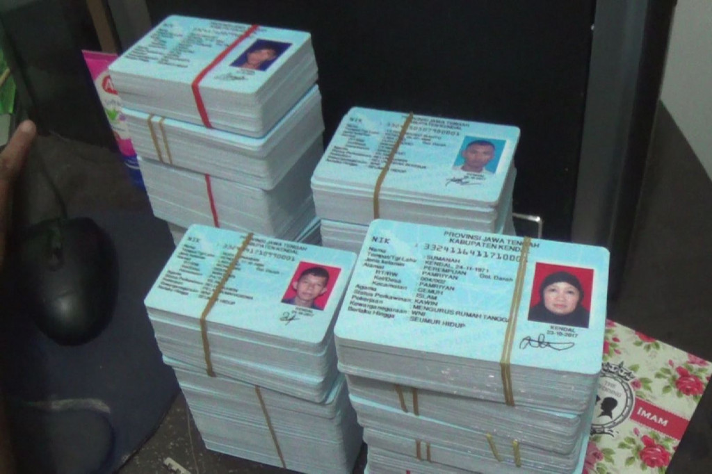 KTP elektronik yang telah siap untuk didistribusi di Disdukcapil Kendal. MTVN/ Rizal