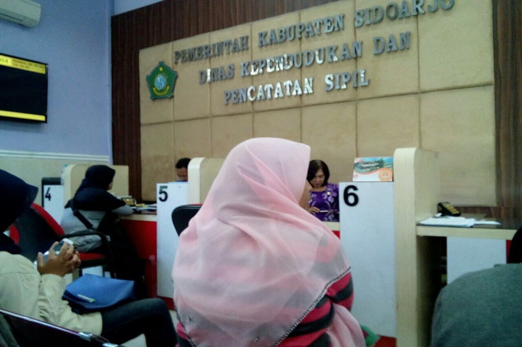 Antrean warga di Kantor Dispendukcapil Sidoarjo, Selasa 24 Oktober 2017, MTVN - Hadi