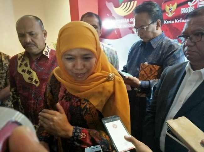 Menteri Sosial Khofifah Indar Parawansa memberikan keterangan pers di Makassar, Sulsel. (Metrotvnews.com/Aan Pranata)