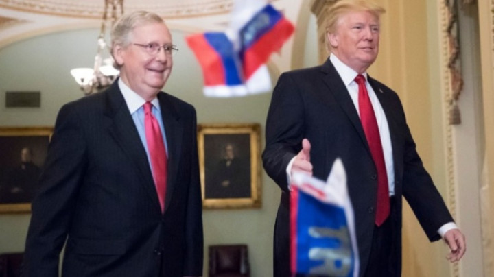 Donald Trump Dilempari Bendera Rusia