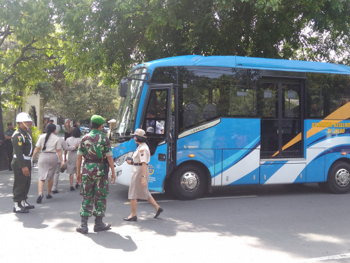 15 Shuttle Bus Disiapkan Antar Tamu Undangan Pernikahan Kahiyang-Bobby