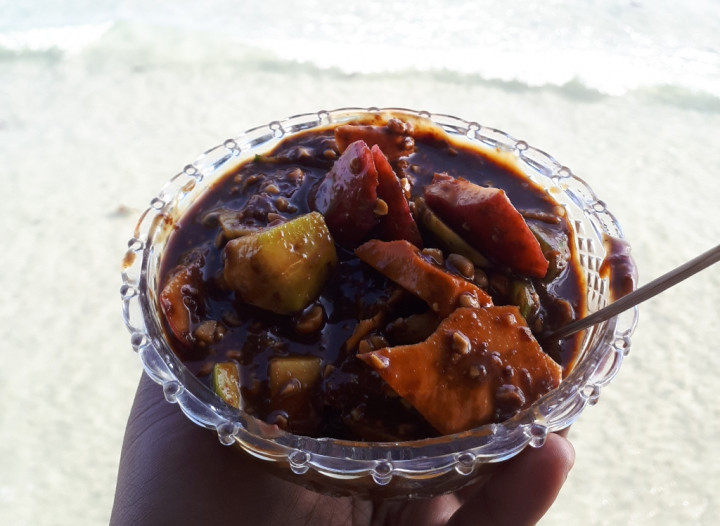 Menikmati Rujak Legendaris di Pantai Natsepa Ambon