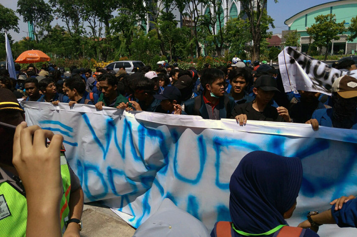 Puluhan Mahasiswa Unjuk Rasa di Depan Mapolda Jatim