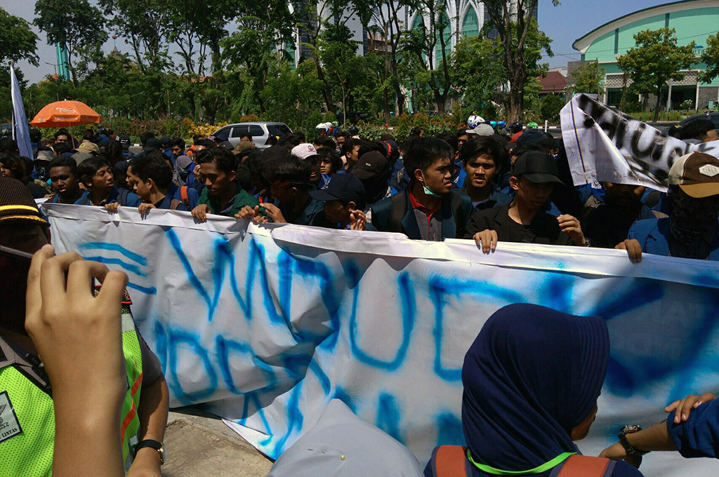 Puluhan mahasiswa gabungan dari berbagai universitas di Surabaya menggelar unjuk rasa di depan Markas Polisi Daerah Jawa Timur -- MTVN/Syaikhul Hadi