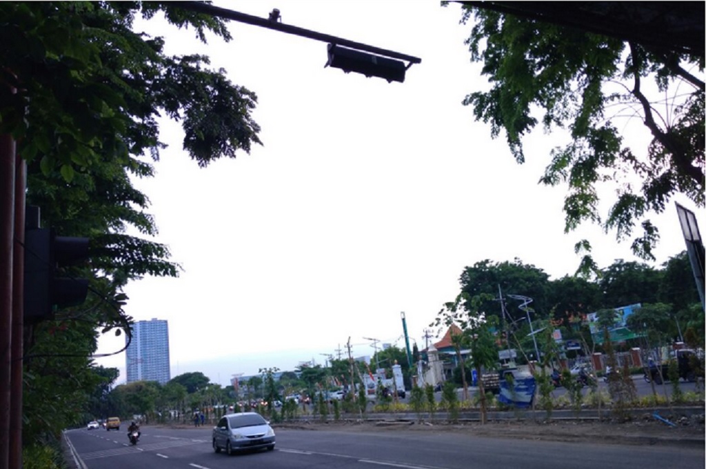 Suasana jalan di sekitar lampu lalu lintas yang dipasang kamera CCTV di depan Mapolda Jatim, Kota Surabaya, Rabu 25 Oktober 2017, MTVN - Hadi