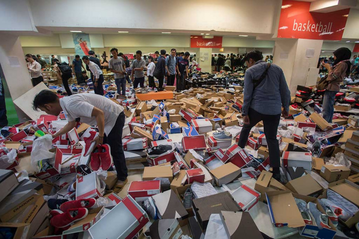 Antrean Calon Pembeli di Gerai Lotus