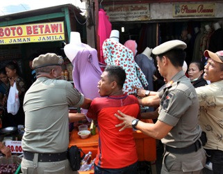 Satpol PP Terus Merazia PKL Tanah Abang selama Bulan Tertib Trotoar Berlaku