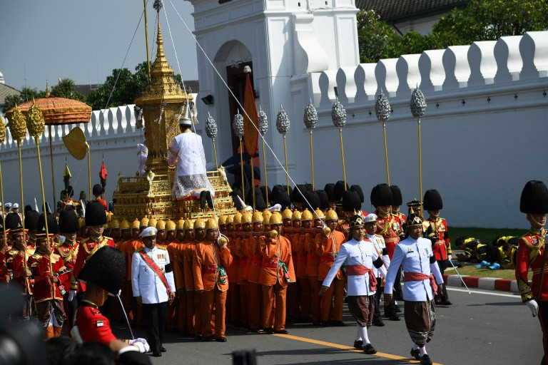 The Royal Urn is transported during the funeral procession for the late Thai king Bhumibol Adulyadej. (Photo:AFP/Roberto Schmidt)