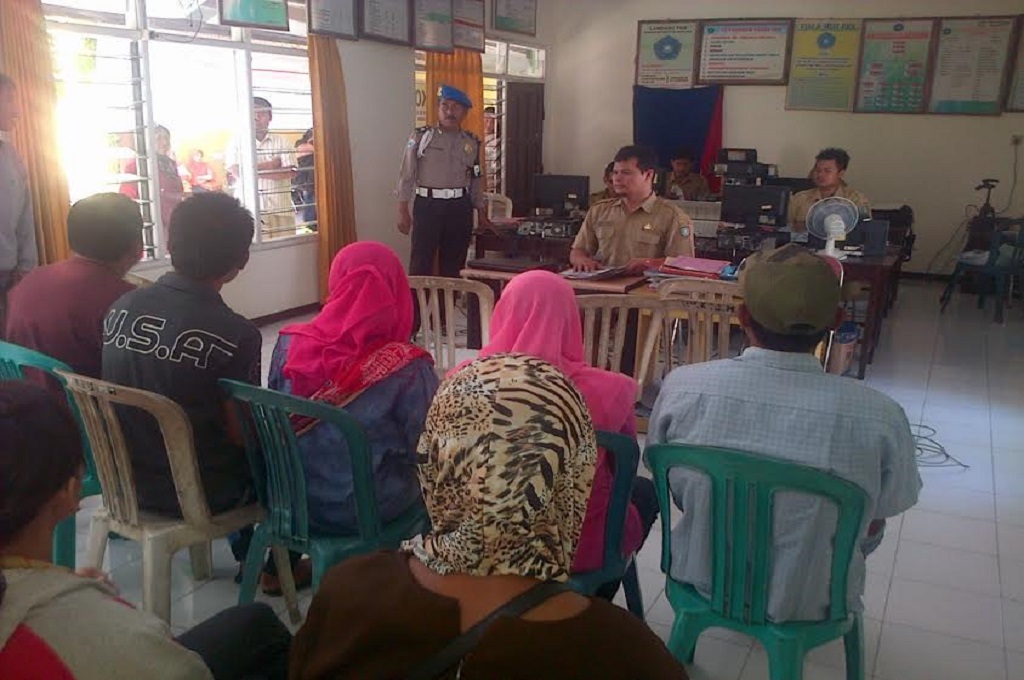 Petugas Dispendukcapil Jombang melayani perekaman KTP-el, MTVN - Nurul Hidayat