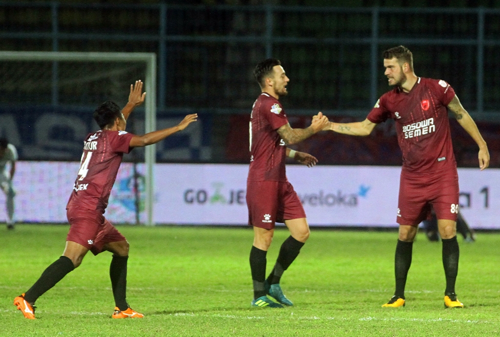 Tiga pemain PSM,  Fathul Rahman (kiri), Marc Anthony Klok (tengah) dan Williem Jan Pluim saat merayakan gol ke gawang Arema FC di Liga 1 2017 (Foto: ANTARA FOTO/Ari Bowo Sucipto)