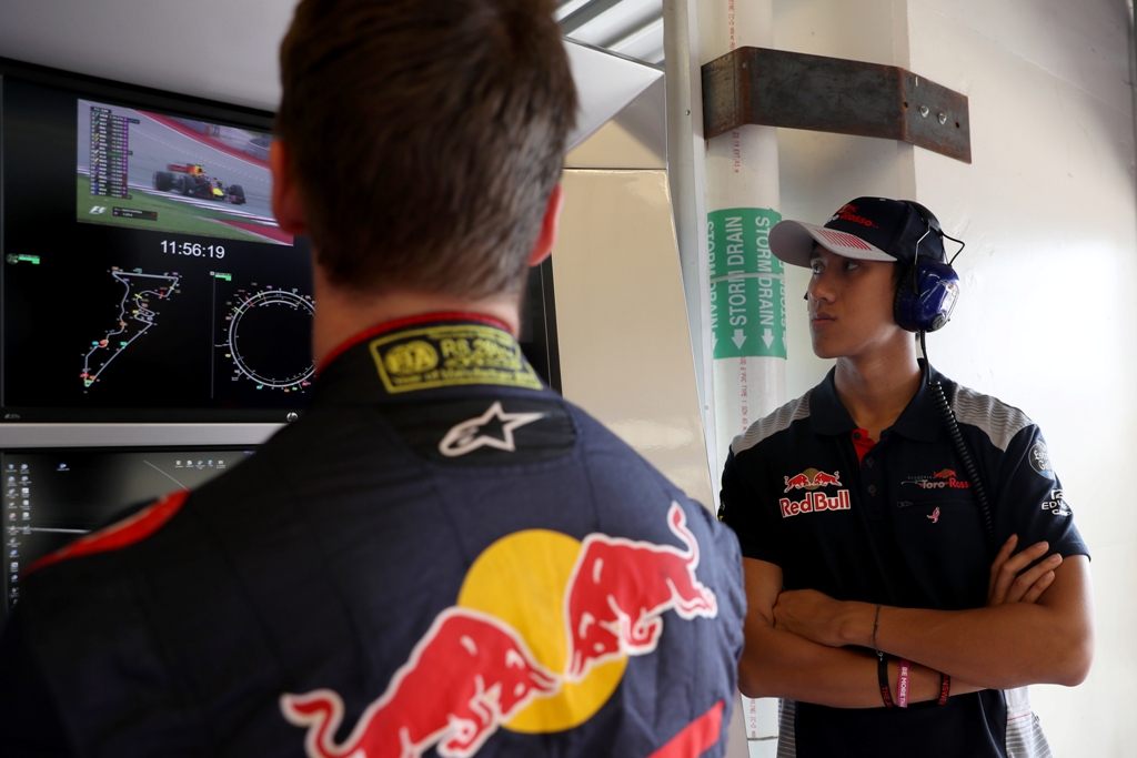 Sean Gelael bersama salah satu kru tim Toro Rosso di sesi FP1 GP Austin (Foto: Dok. Sean Gelael)