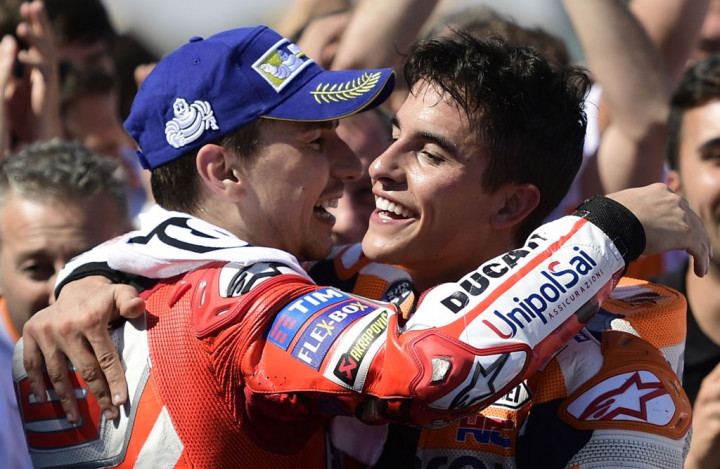 Sebelum Balapan, Marquez dan Lorenzo Bertanding Bulu Tangkis