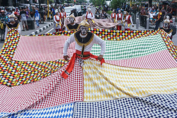 Meriahnya Jogja Batik Parade di Malioboro