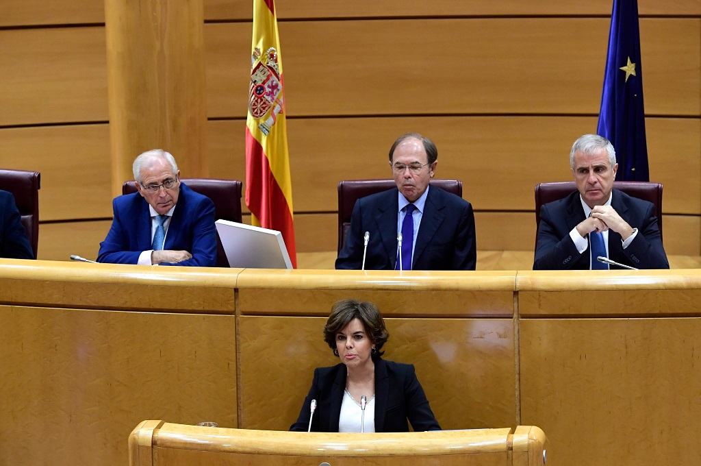 Wakil PM Soraya Saenz de Santamaria (bawah) dalam sebuah sesi di Senat Spanyol, Madrid, 26 Oktober 2017. (Foto: AFP/JAVIER SORIANO)