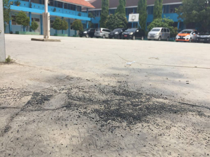 Efek Ledakan, Bubuk Mesiu Bertebaran di Sekitar SMPN 1 Kosambi