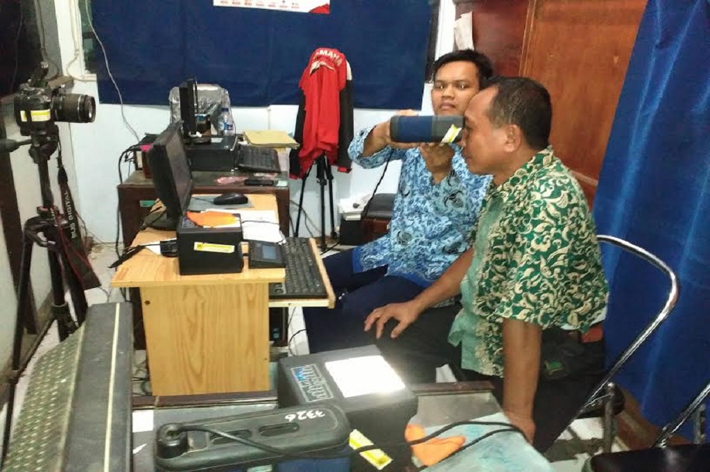Petugas melakukan perekaman KTP-el pada warga Pekalongan, Jawa Tengah, MTVN - Kuntoro Tayubi