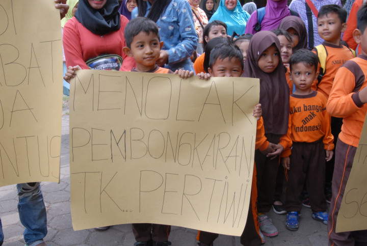 Siswa TK di Tegal Demo Tolak Pembongkaran Sekolah