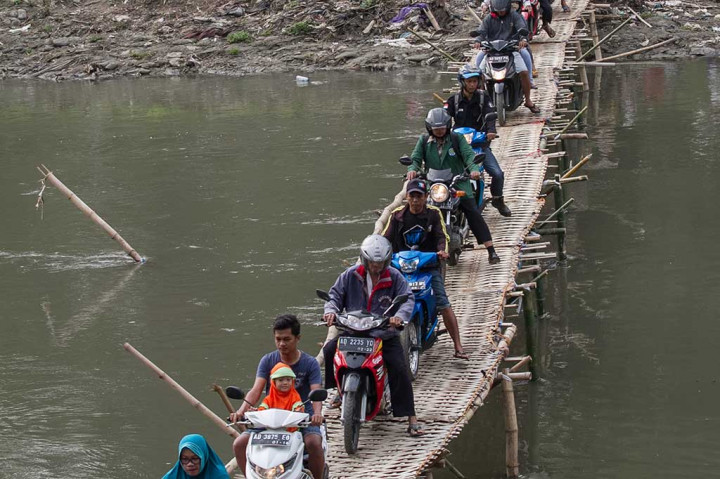 Jembatan Mojo Ditutup, Pengendara Lewati Jembatan Sesek