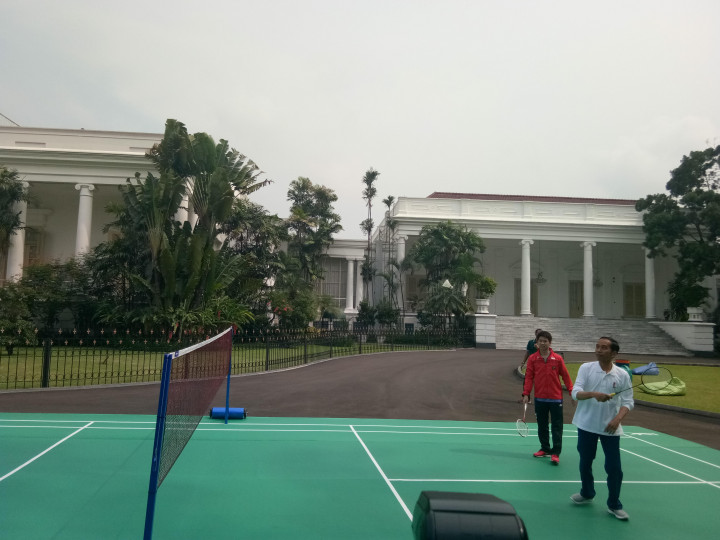 Presiden Awali Perayaan Sumpah Pemuda dengan Bermain Badminton