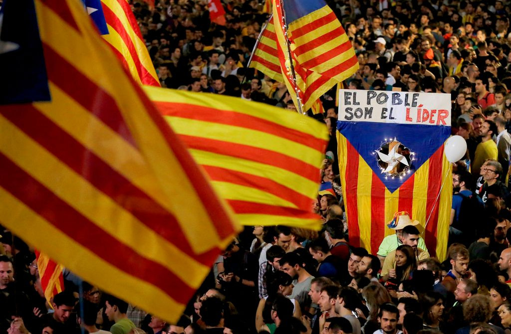 Warga Catalonia berkumpul di Barcelona usai deklarasi kemerdekaan (Foto: AFP).