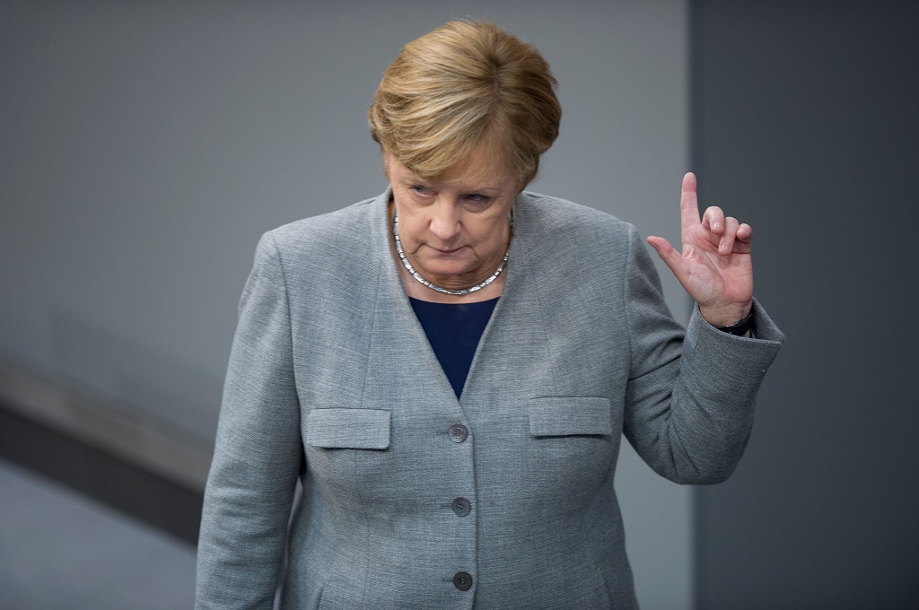 Kanselir Jerman Angela Merkel menghadiri sesi pertama parlemen Bundestag di Berlin, 24 Oktober 2017. (Foto: AFP/STEFANIE LOOS)
