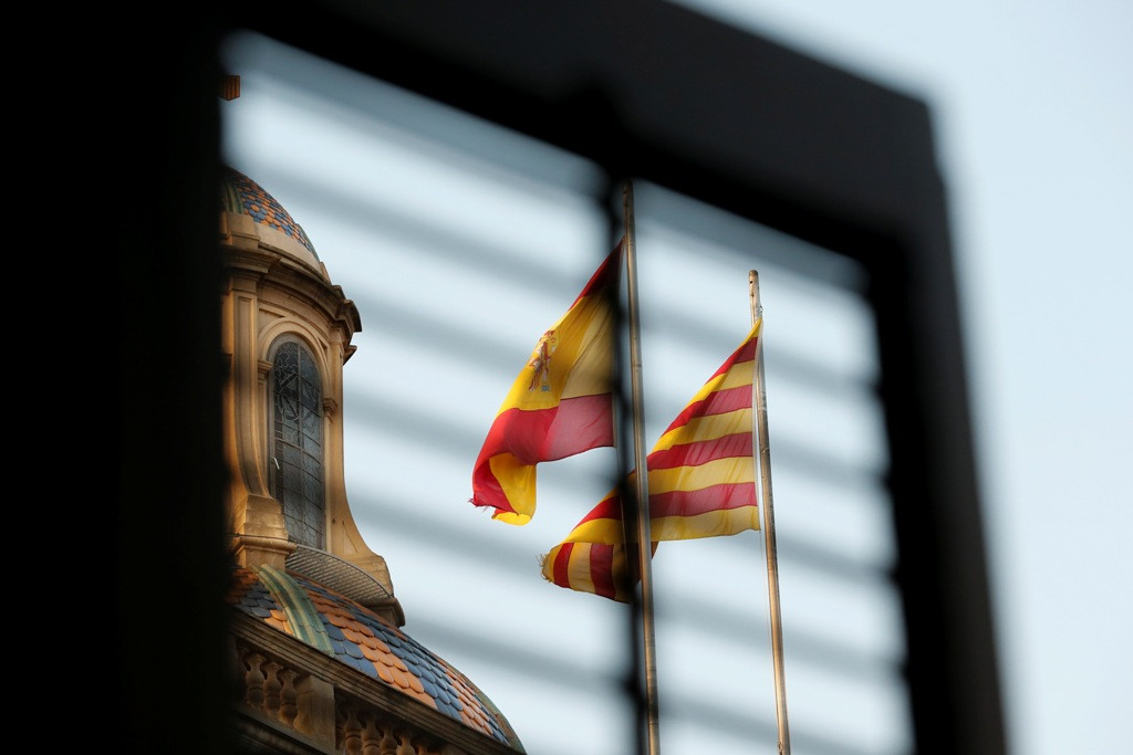 Bendera Spanyol bersanding dengan bendera Catalonia sebelum deklarasi kemerdekaan (Foto: AFP).