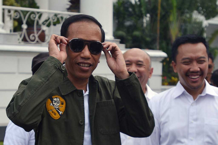 Saat Jokowi Bergaya dengan Kacamata Hitam
