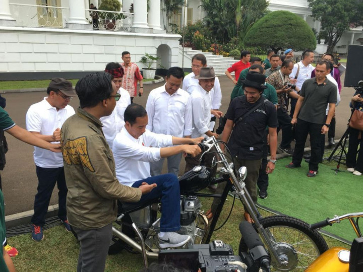 Hari Sumpah Pemuda, Jokowi Menunggangi Motor Besar
