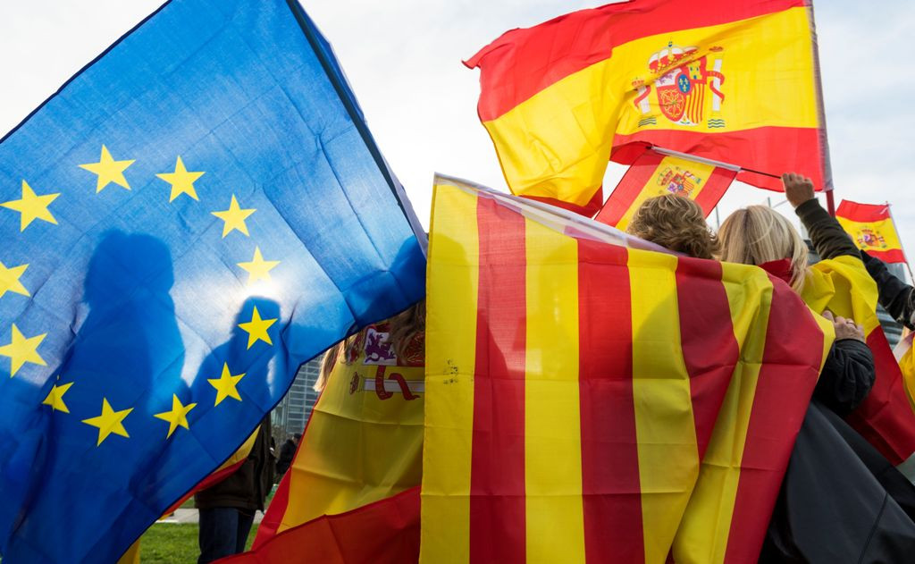 Bendera Spanyol bersanding dengan bendera Catalonia dan bendera Uni Eropa sebelum deklarasi kemerdekaan (Foto: AFP).