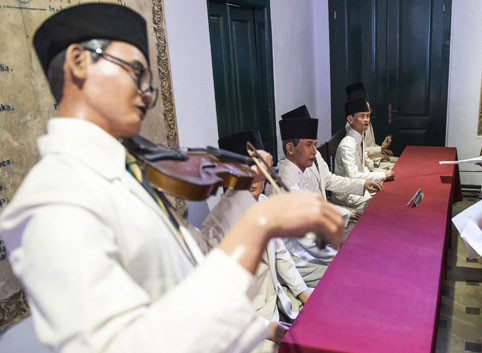 Mengenal Dolly, Pelantun Pertama 