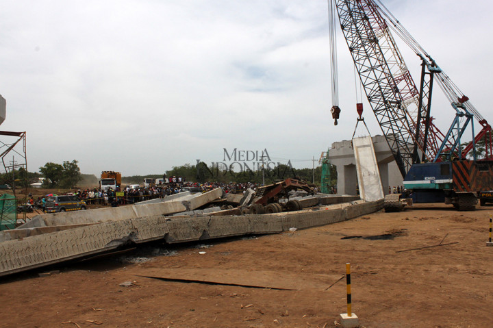 Girder Flyover Proyek Tol Paspro Ambruk, Satu Tewas