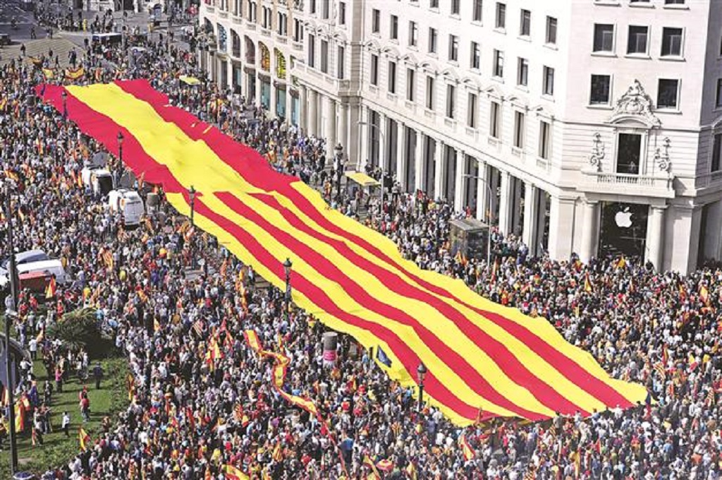 Ribuan warga Catalonia menyerukan persatuan dan menolak gerakan kemerdekaan pada 2013. (Foto: AFP)
