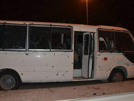 Bus polisi yang menjadi target serangan bom di Bahrain. (Foto: Gulfnews)