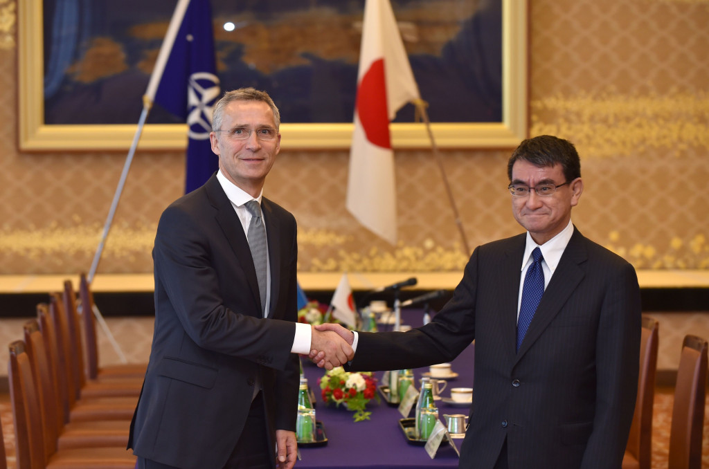 NATO Secretary General Jens Stoltenberg (Left) shakes hands with Japan's Foreign Minister Taro Kono at the Iikura guest house in Tokyo on October 30, 2017. (Photo:AFP/Kazuhiro Nogi)