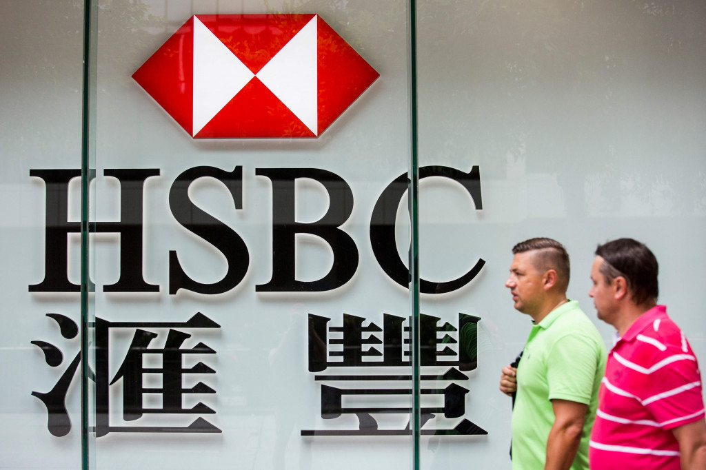 This file photo taken on July 31, 2017 shows pedestrians walking past HSBC signage in the Admiralty district of Hong Kong. (Photo:AFP/Isaac Lawrence)