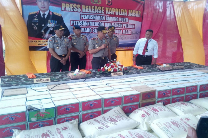 Ribuan Petasan Dimusnahkan di Sumedang