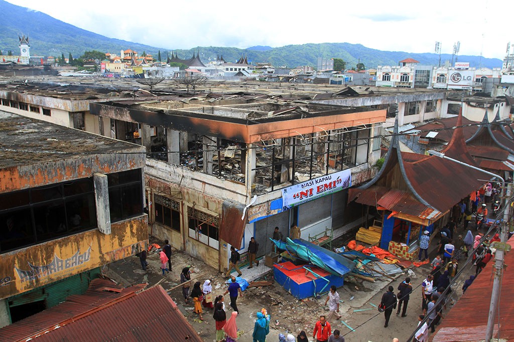 Api pertama kali terlihat di lantai dua Blok C dan cepat menjalar hingga menghanguskan Blok B hingga Blok E. ANTARA/Fauzi Ahmad