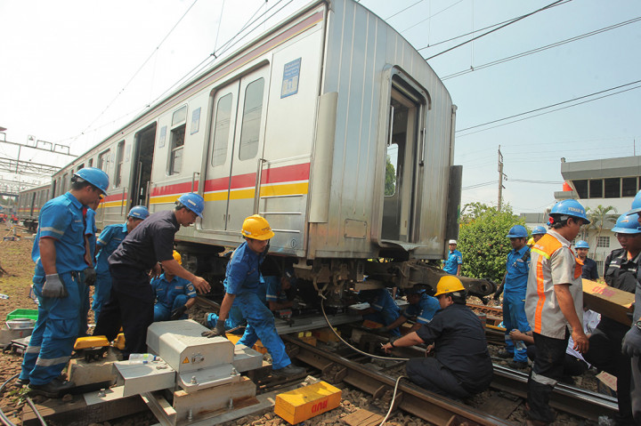 KRL Anjlok di Stasiun Jatinegara