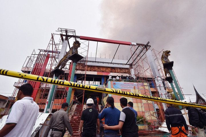 Api di Pasar Atas Diduga dari Ledakan Trafo Listrik